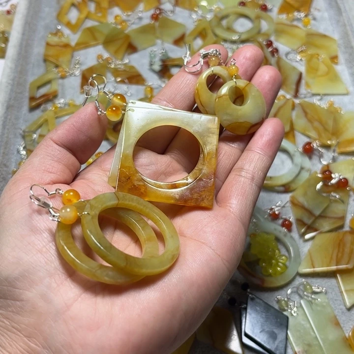 蛇纹石玉未镶嵌耳饰