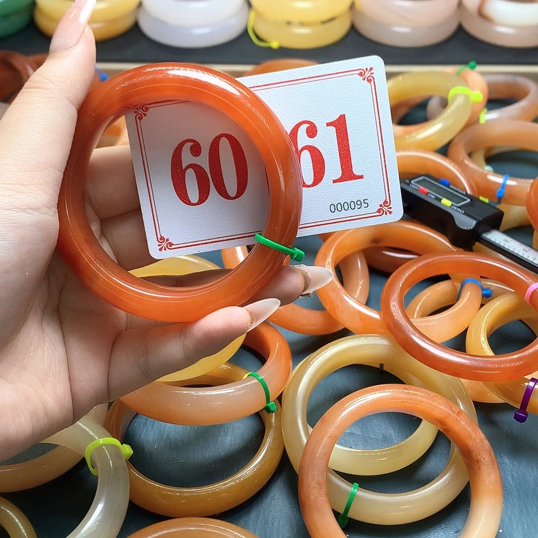 未镶嵌石英质玉（黄龙玉）手镯