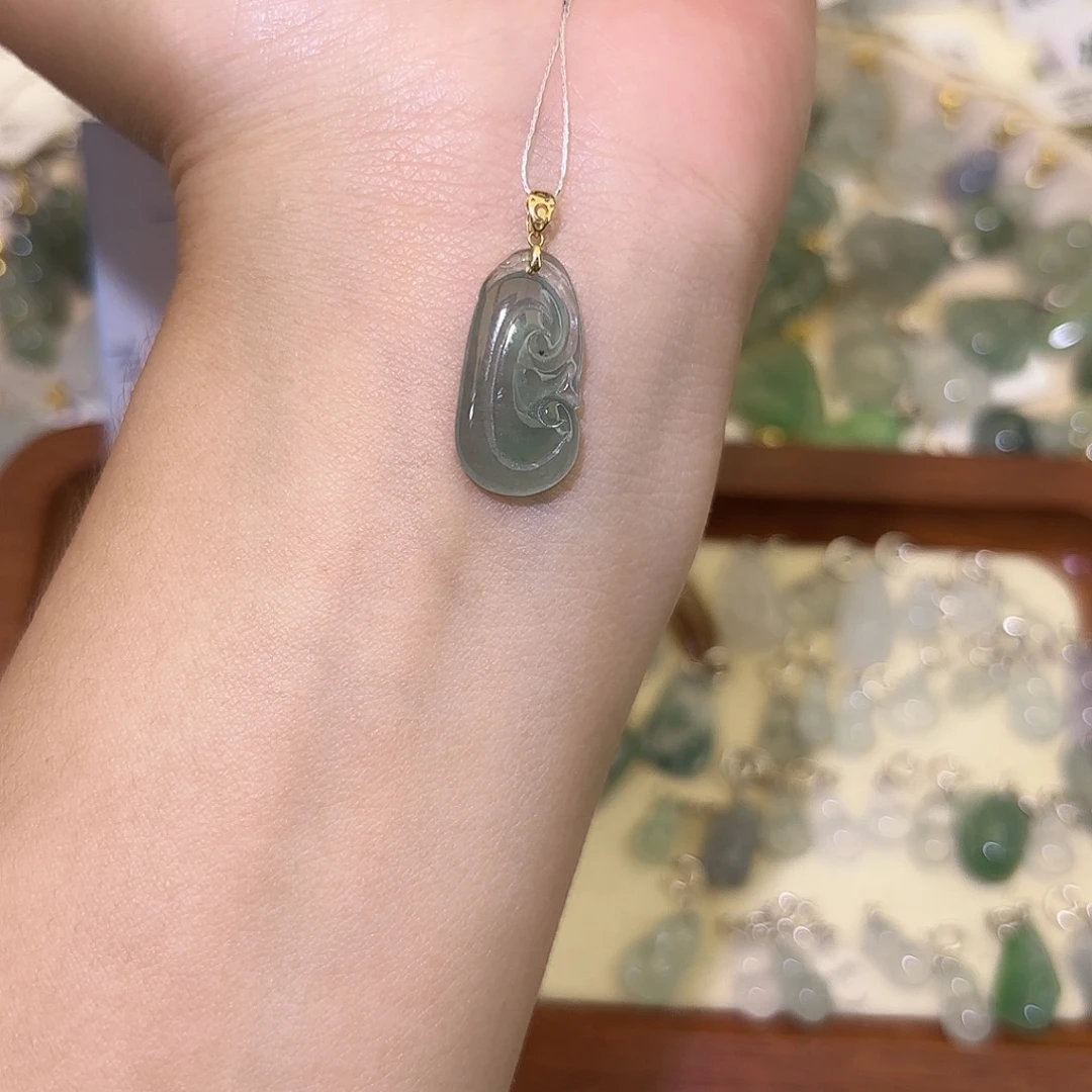 一***像翡翠18K金镶嵌颈饰如意