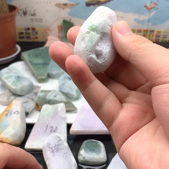 翡翠未镶嵌颈饰我**冷片料