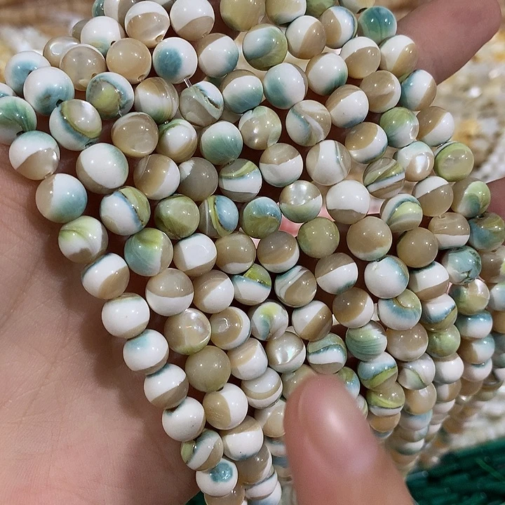 一条8mm翡翠月光螺微瑕