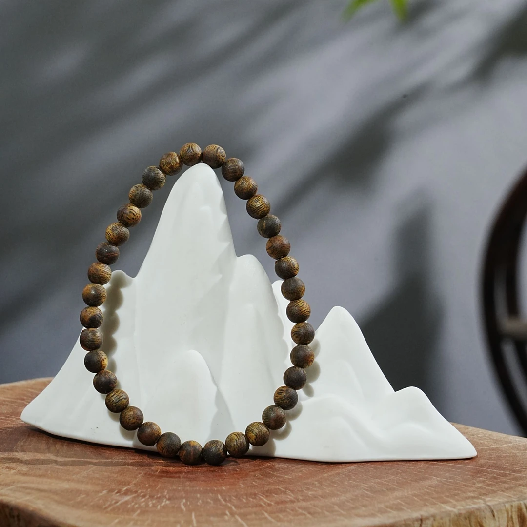 越南芽庄绿奇楠沉香手串 0.57cm 3.3g  250813001  B