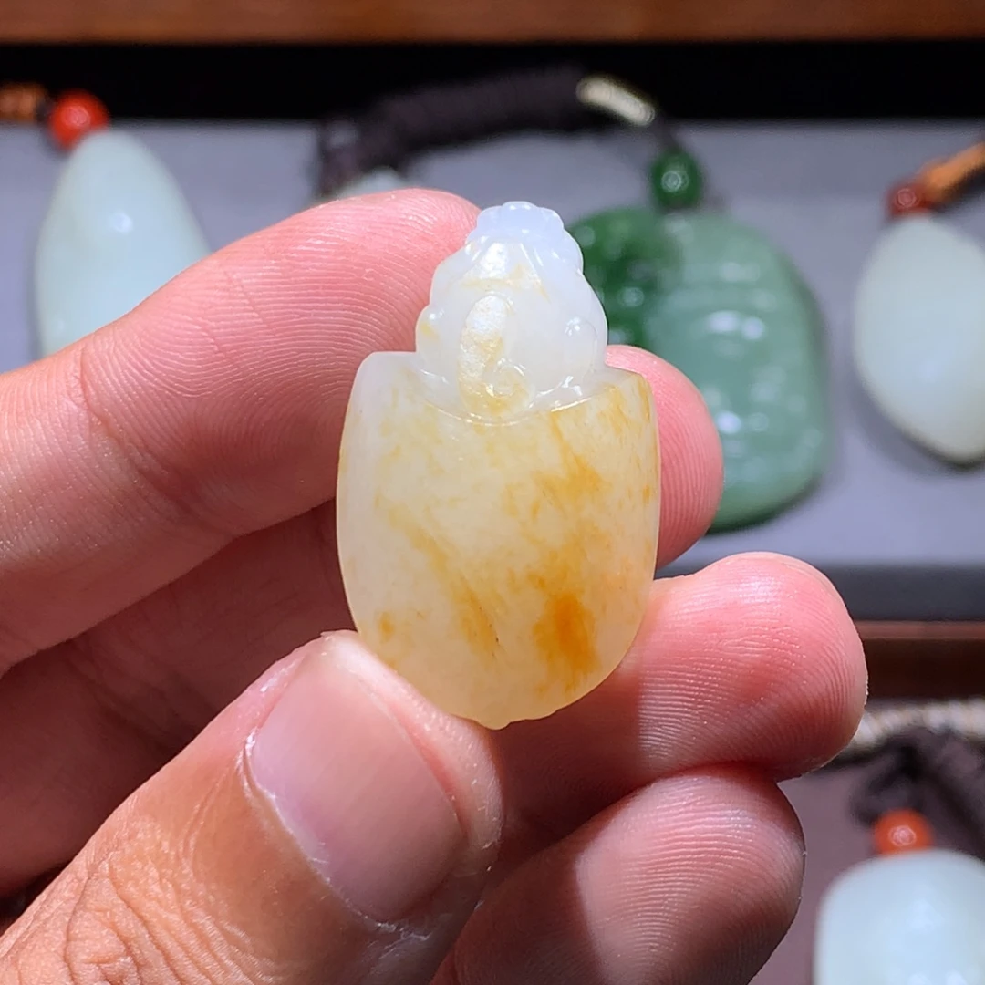 成***咪和田玉未镶嵌颈饰