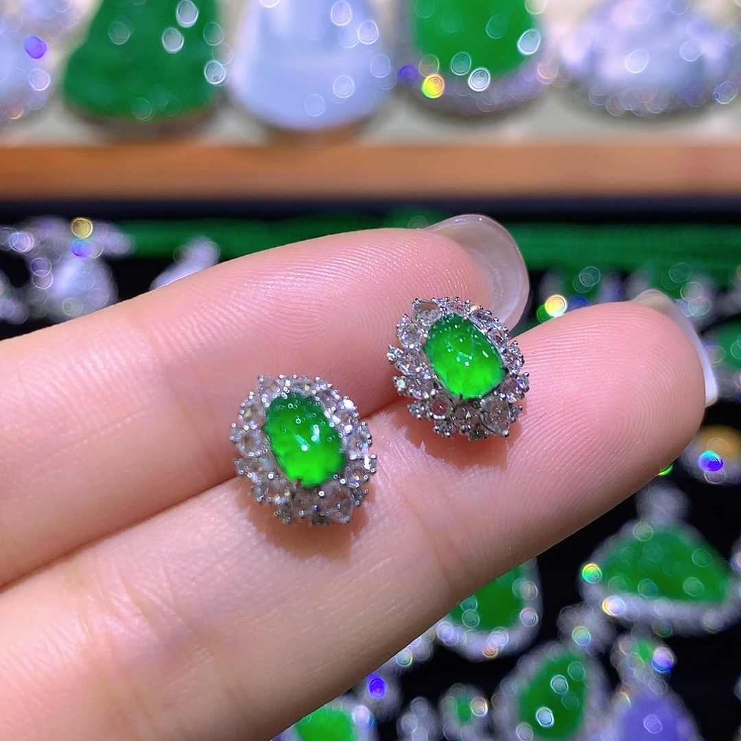 翡翠18K金镶嵌耳饰高冰满绿起光貔貅耳钉