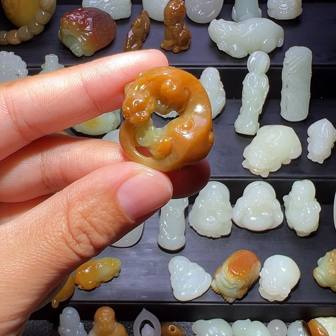 烟***汇和田玉未镶嵌颈饰