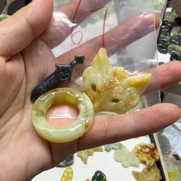 透闪石-蛇纹石玉吊坠未镶嵌