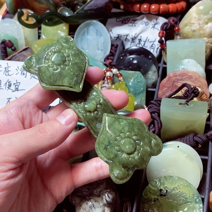 蛇纹石玉颈饰未镶嵌