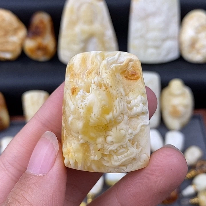 琥珀未镶嵌裸石龙牌微瑕13.69克c558