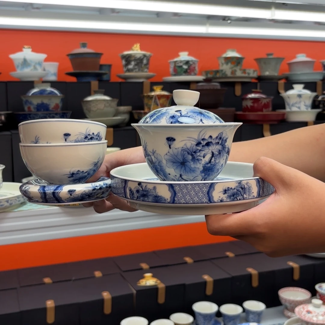 茶具是由法国人手工设计