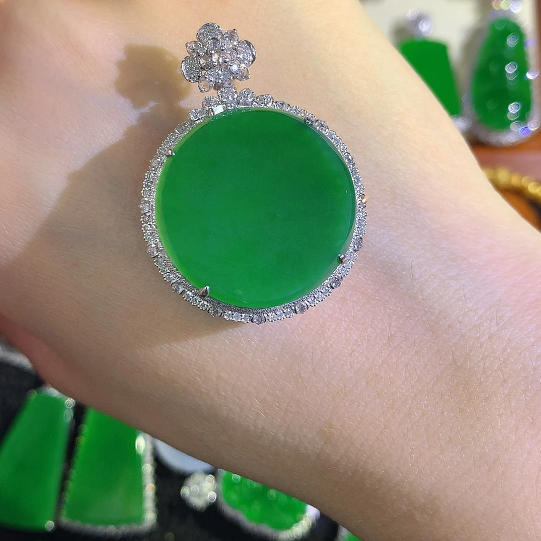 颈饰18K金镶嵌翡翠