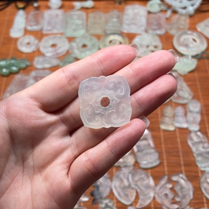 冰***芦未镶嵌蛇纹石玉颈饰