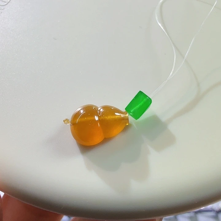 翡翠未镶嵌颈饰葫芦