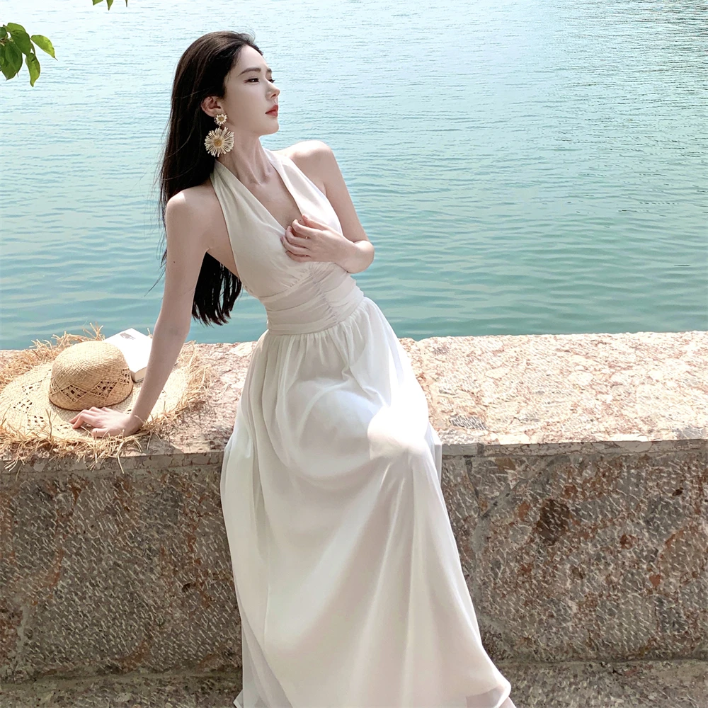 法式白色挂脖无袖收腰连衣裙女夏季海边度假显瘦沙滩长裙超仙飘逸