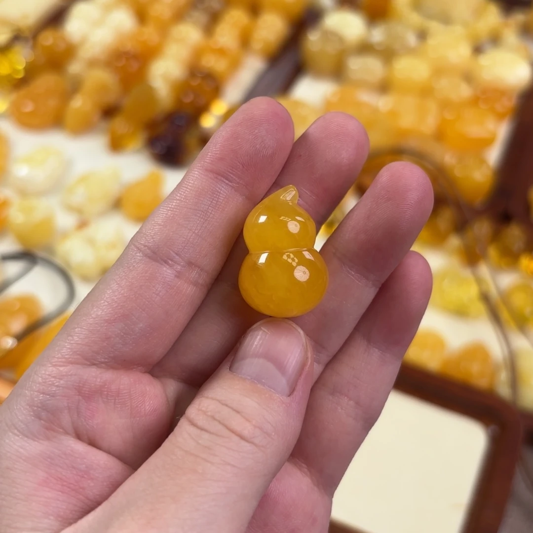 用***8裸石蜜蜡未镶嵌葫芦