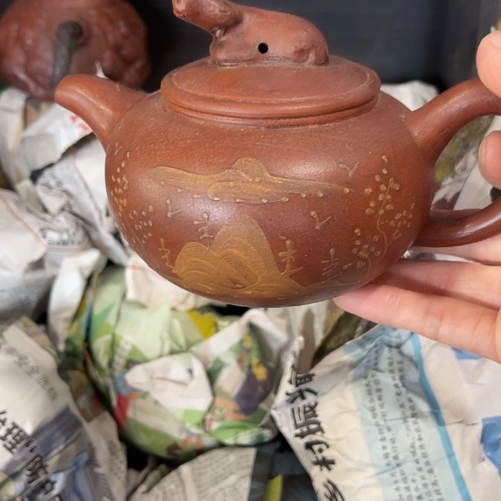茶壶紫泥原矿泥料手工制作的一把紫砂壶。