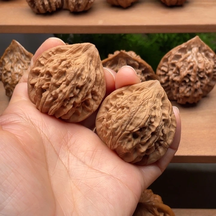 野生鸡心文玩核桃