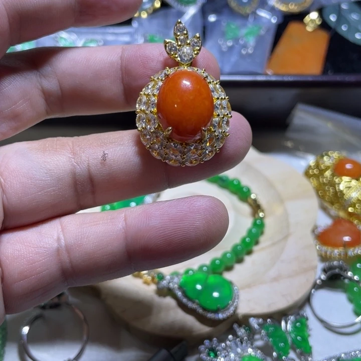 翡翠钛钢戒指红翡吊坠