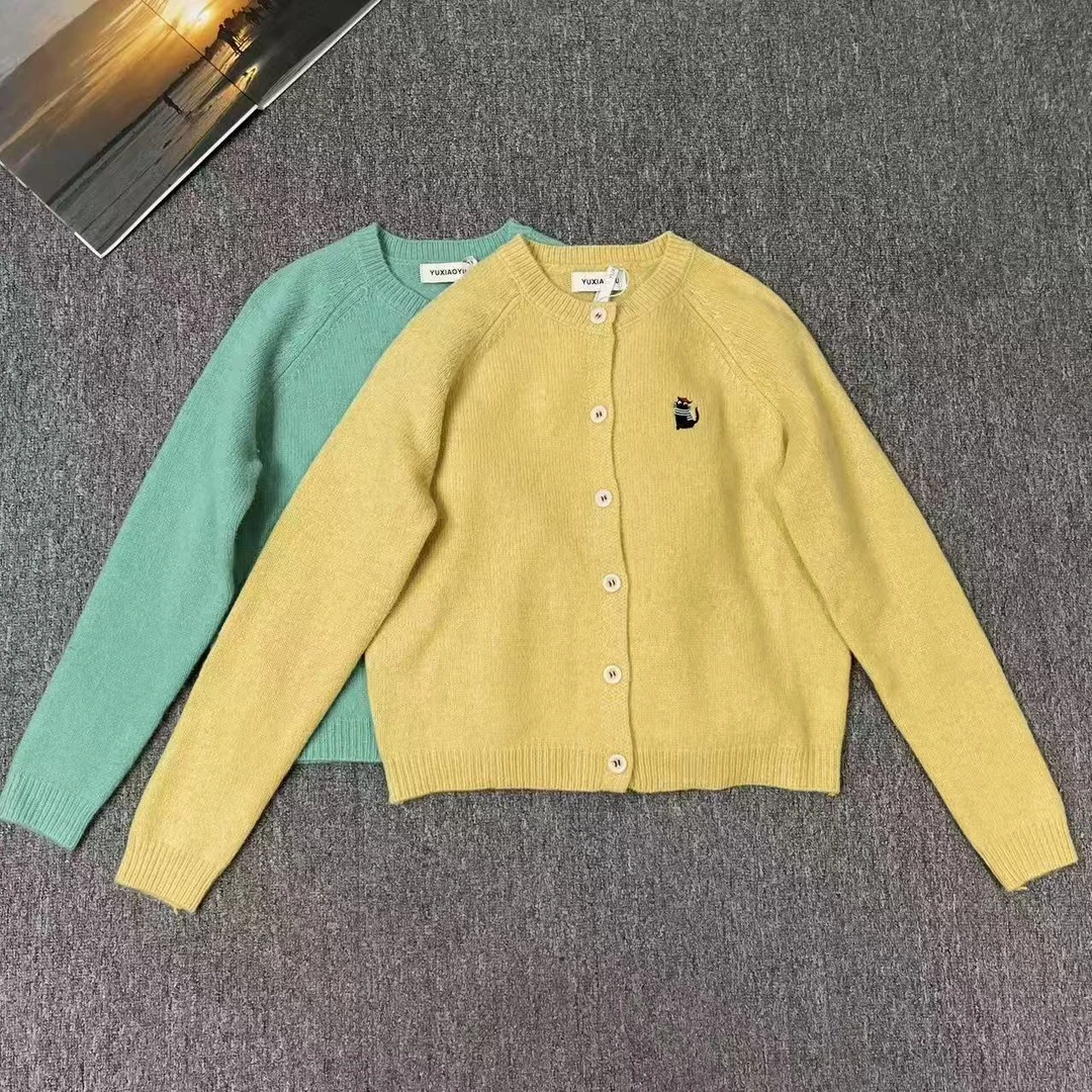 13226余小鱼【人气选手】两色单排扣插肩袖圆领长袖开衫毛衣女装