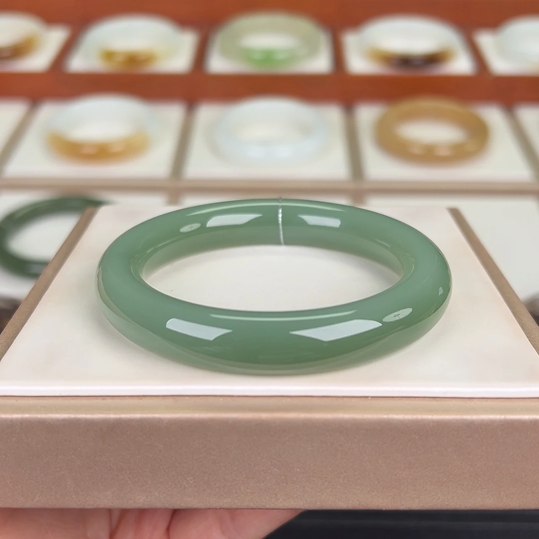 和田玉未镶嵌手镯粉青