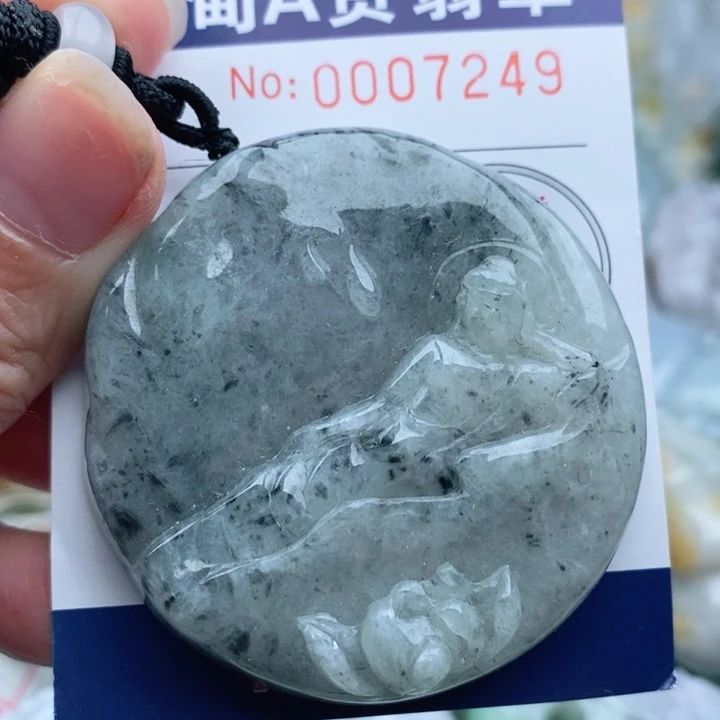 翡翠未镶嵌颈饰一