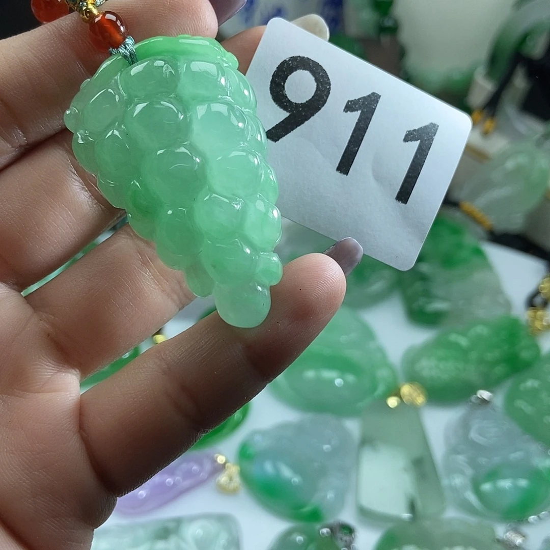翡翠未镶嵌吊坠(赠链)