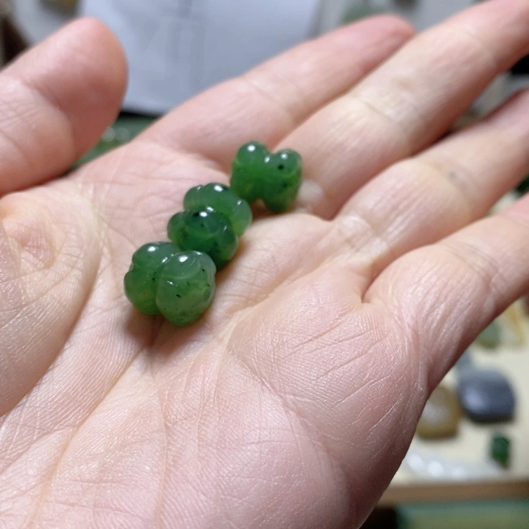 和田玉颈饰未镶嵌碧玉并蒂莲