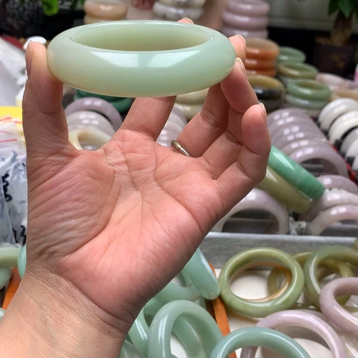 Q***球石英质玉未镶嵌手镯