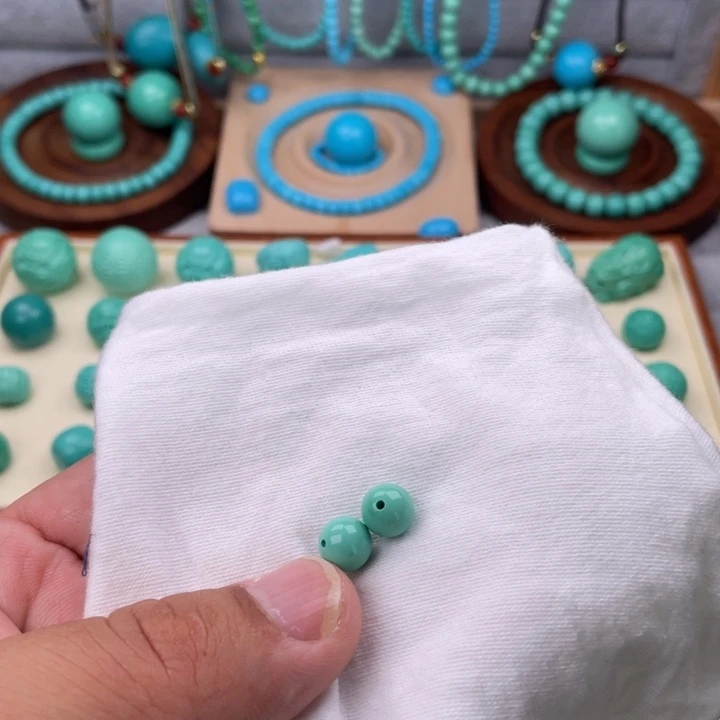 吉***行直径8+绿色圆珠一对