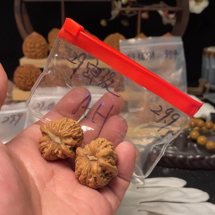 A***豪把件文玩核桃红宝石