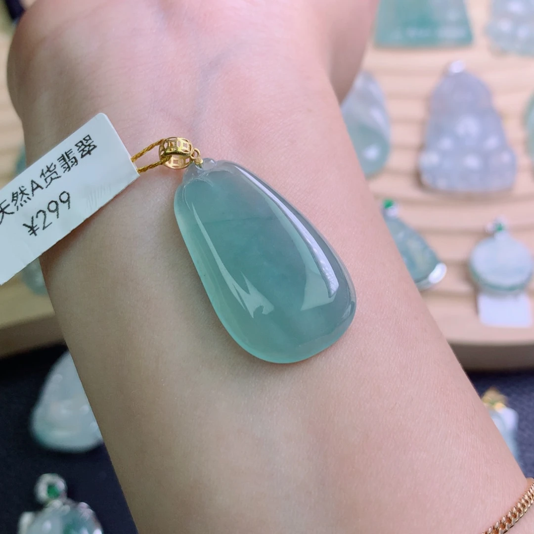 翡翠18K金镶嵌颈饰吊坠