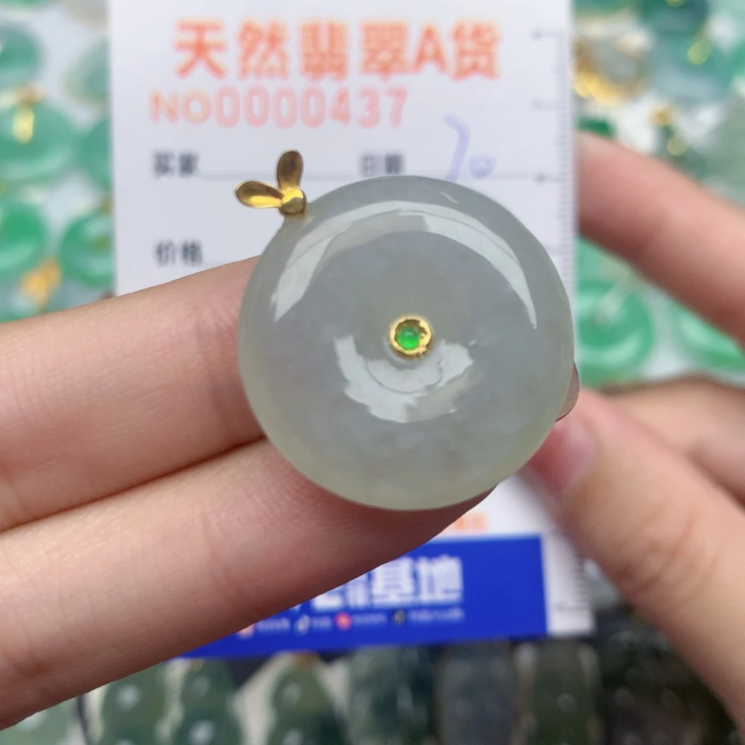 翡翠18K金镶嵌颈饰扣