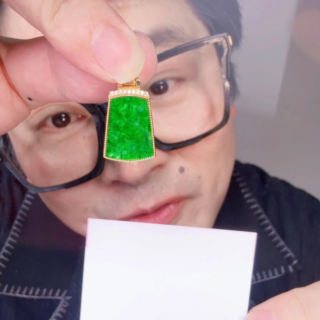 翡翠未镶嵌颈饰一件