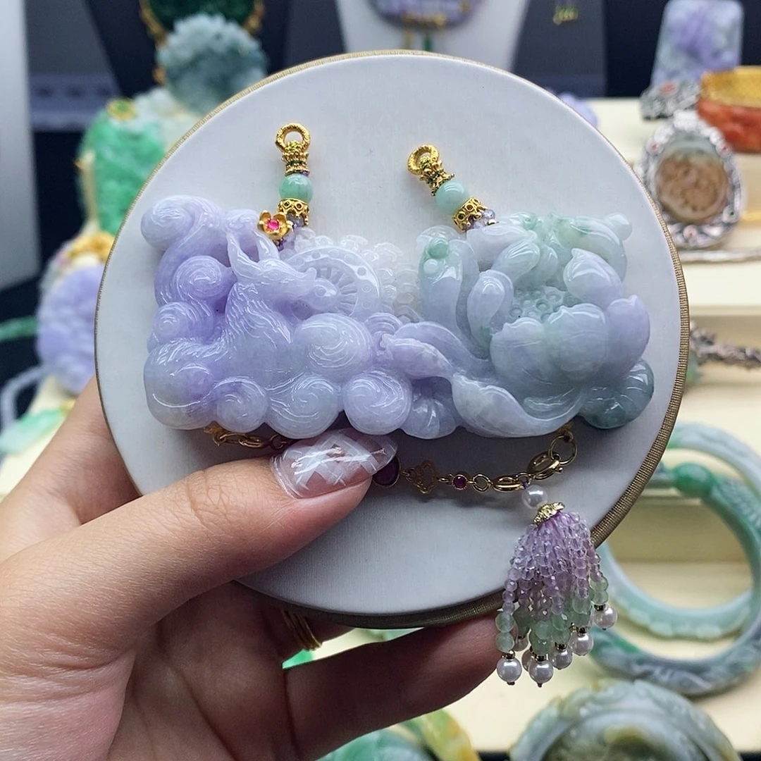 翡翠未镶嵌吊坠(赠链)