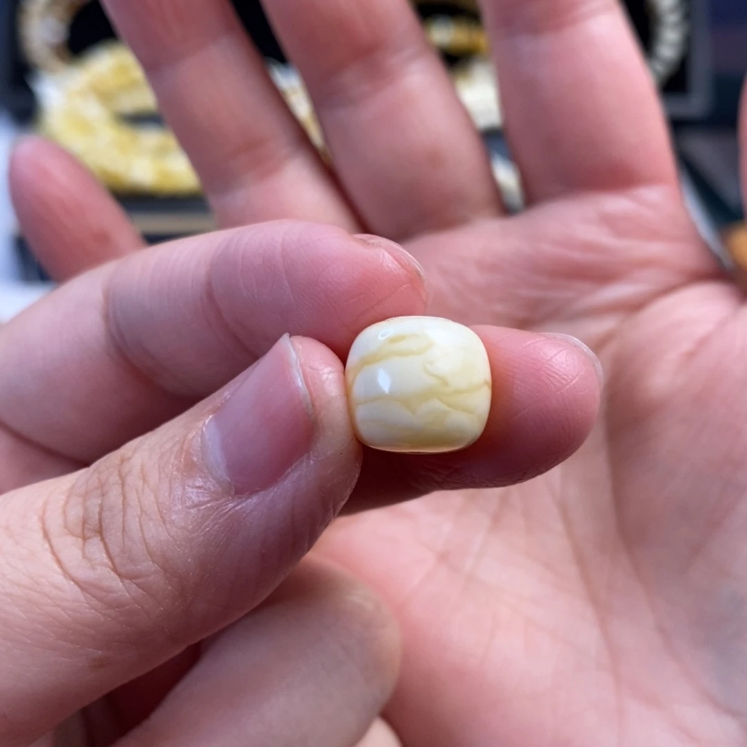 蜜蜡未镶嵌裸石瓷白妖花老型单珠12.2