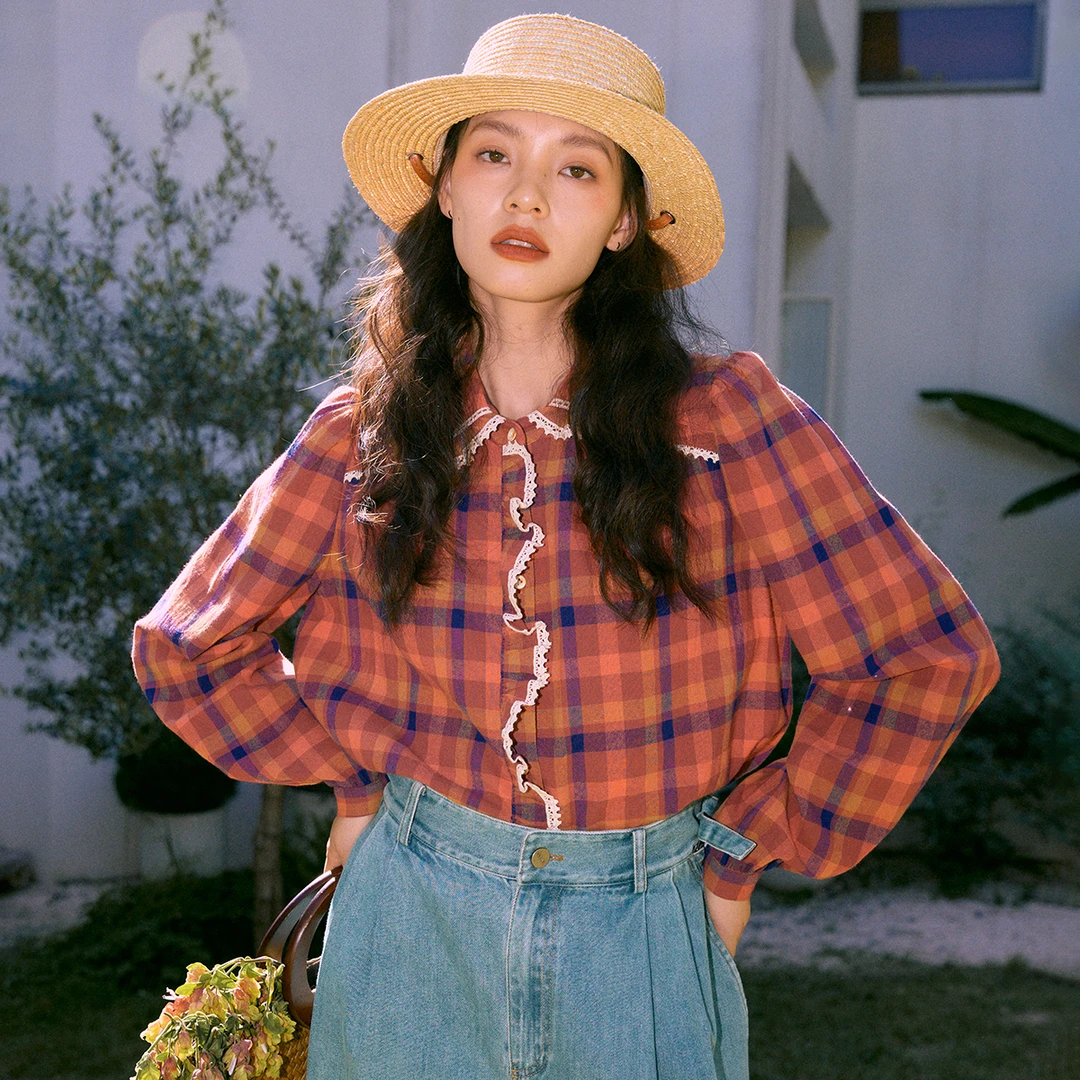 费依复古百搭衬衫女2025初秋新款蕾丝拼接娃娃领设计经典格纹上衣