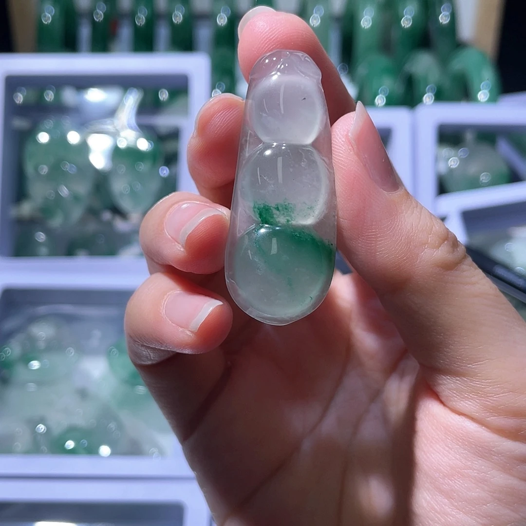 颈饰未镶嵌石英质玉（非洲翠）