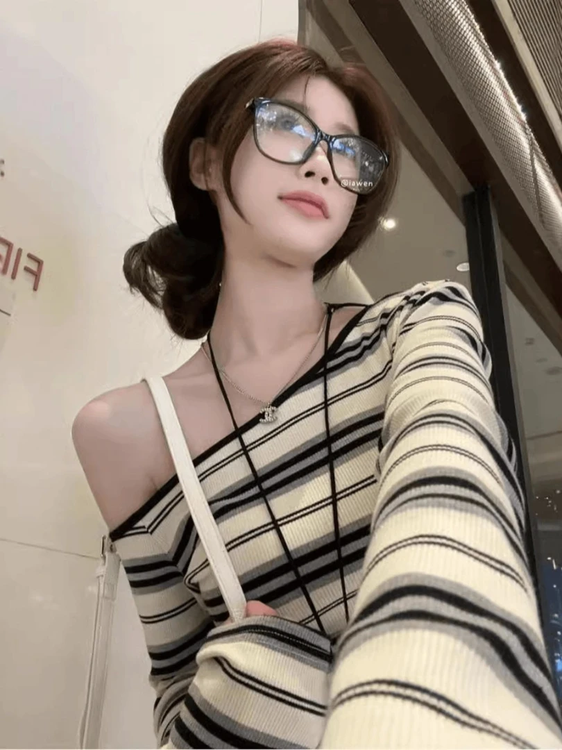 韩系甜美纯欲斜肩条纹长袖上衣春秋款女新款设计感辣妹露肩T恤女