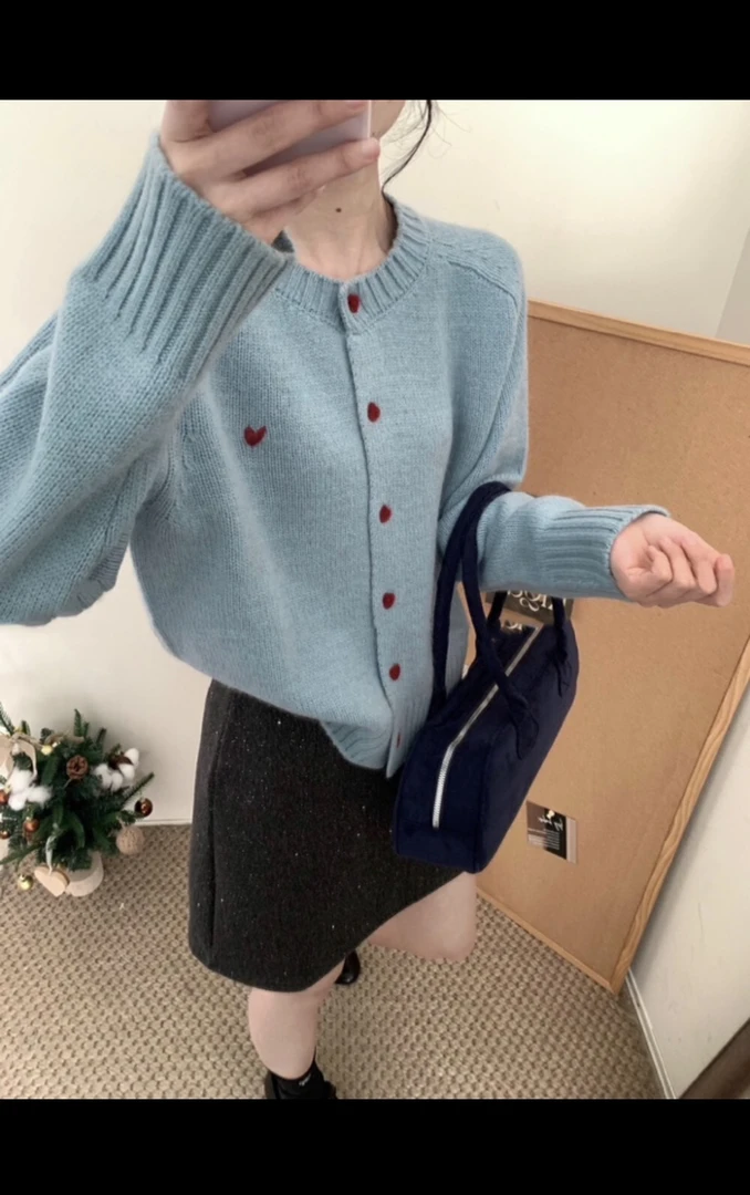 朱朱家 显白湖水蓝植绒爱心扣小辣椒开衫7116