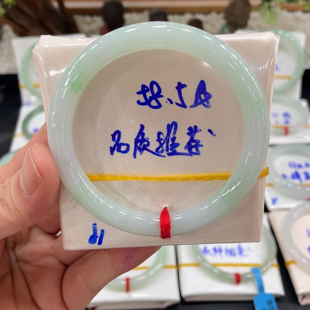 翡翠手镯未镶嵌翡翠
