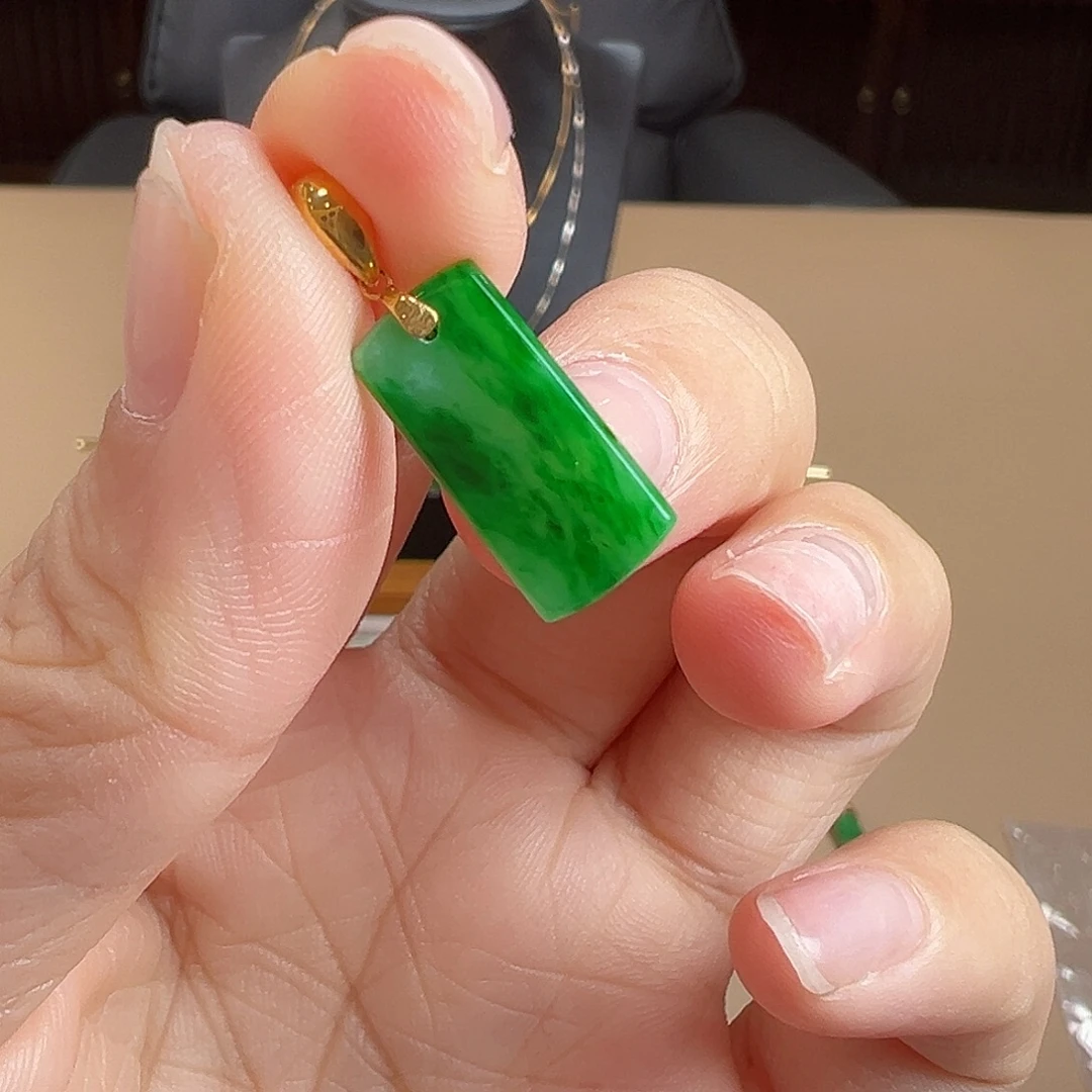 翡翠18K金镶嵌颈饰吊坠
