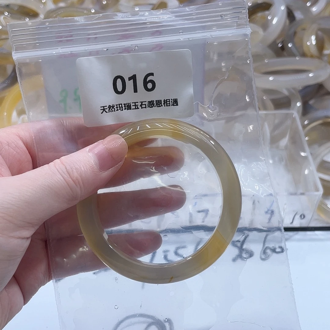 姜***朵玛瑙/玉髓未镶嵌手镯