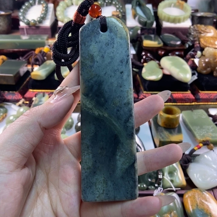 未镶嵌岫岩老玉（透闪石质玉）把件