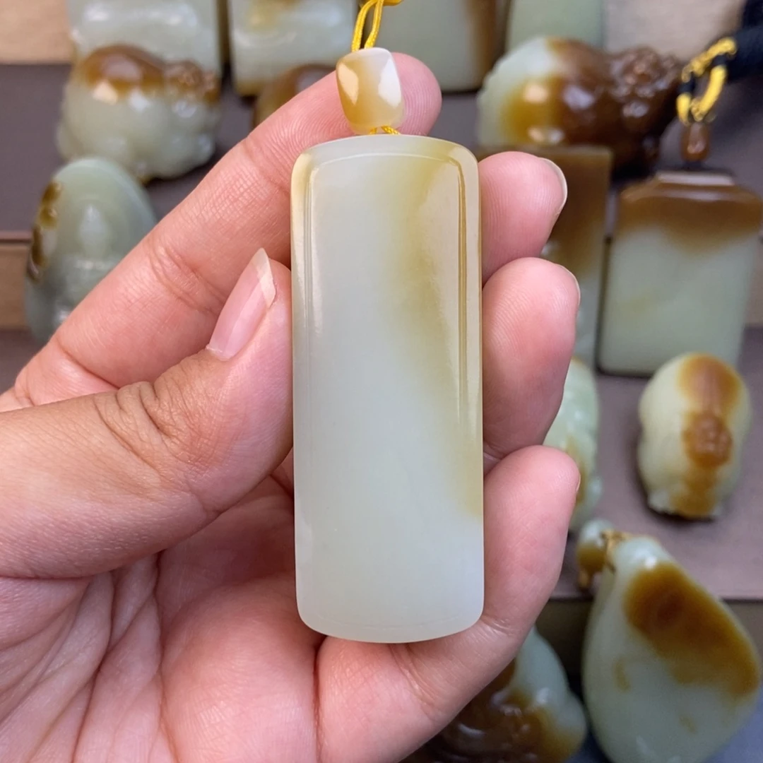 颈饰未镶嵌和田玉（糖玉）