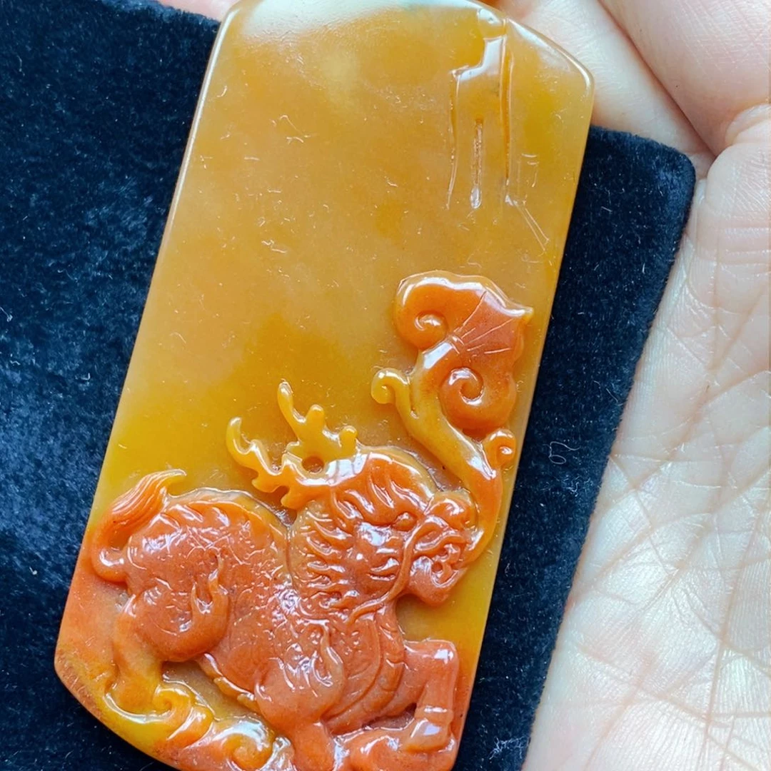 未镶嵌石英质玉（黄龙玉）颈饰