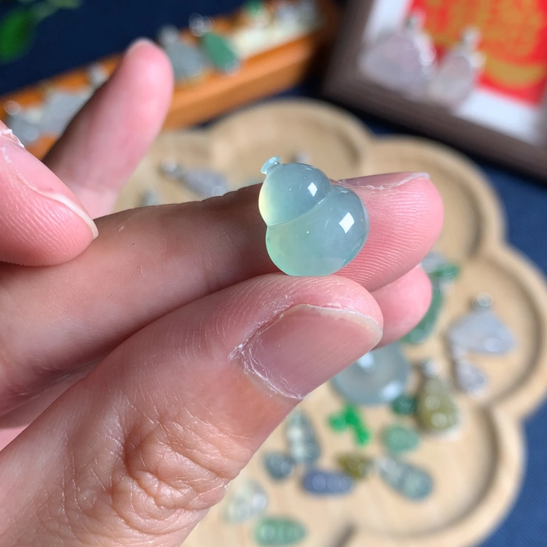 翡翠未镶嵌颈饰葫芦