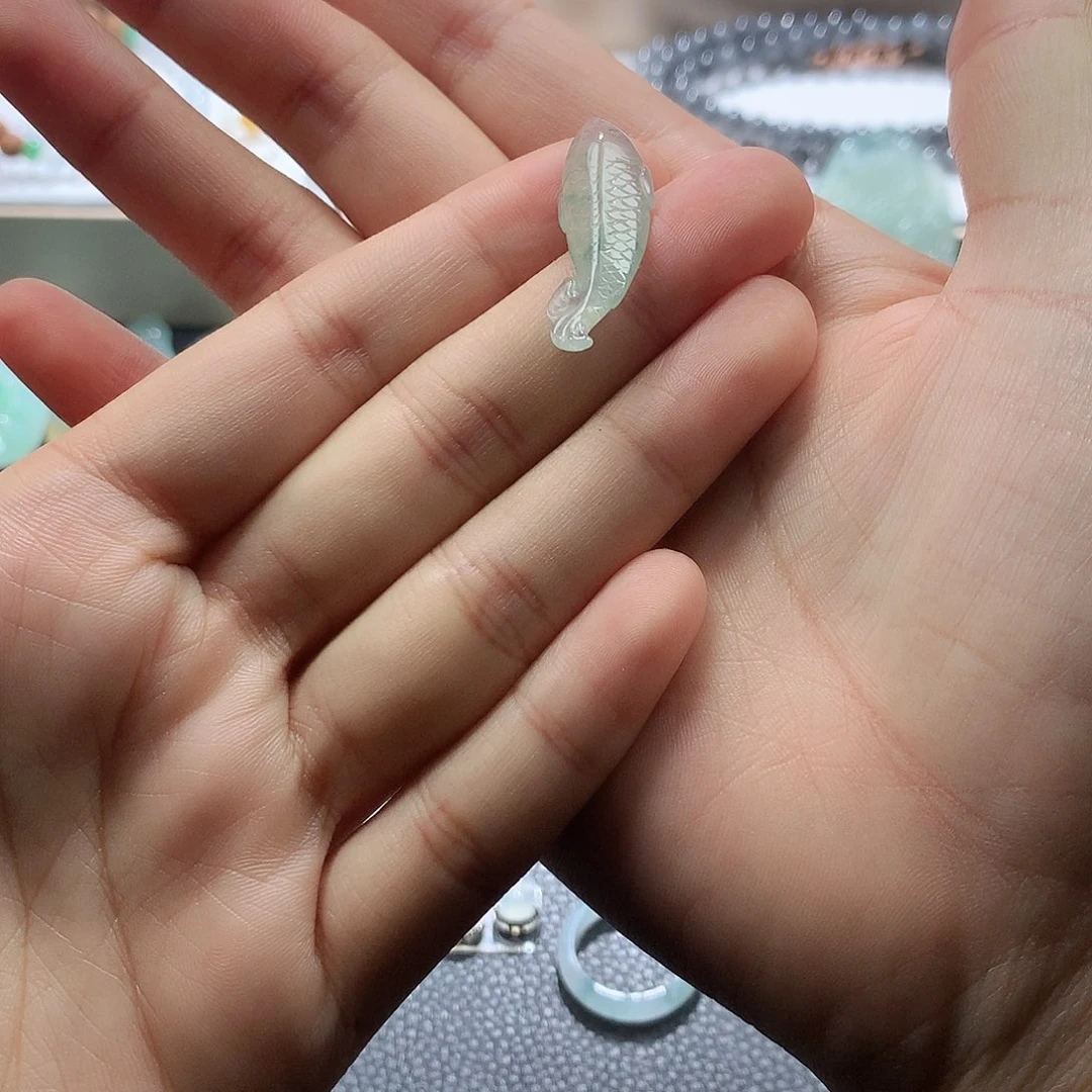 翡翠未镶嵌颈饰鱼