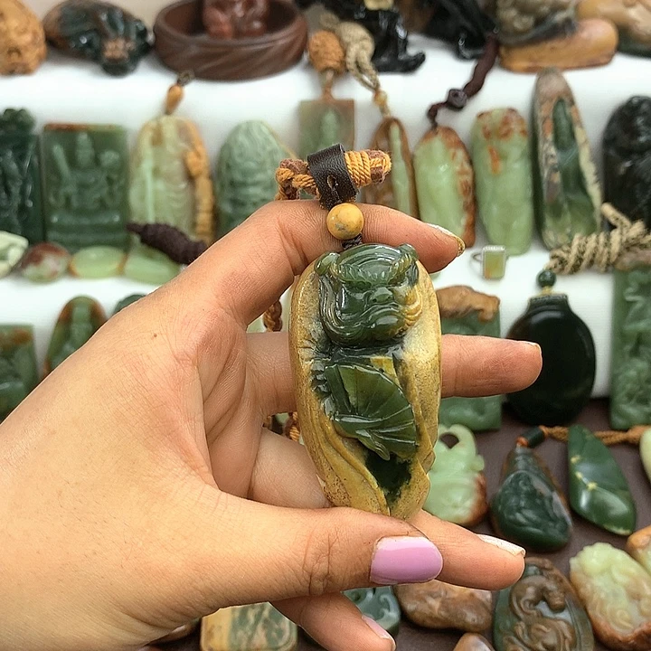 未镶嵌岫岩老玉（透闪石质玉）把件