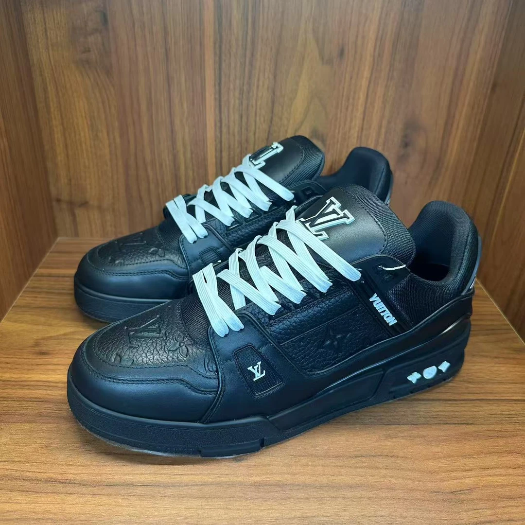 99新 LouisVuitton/路易威登 经典黑武士trainer奢鞋