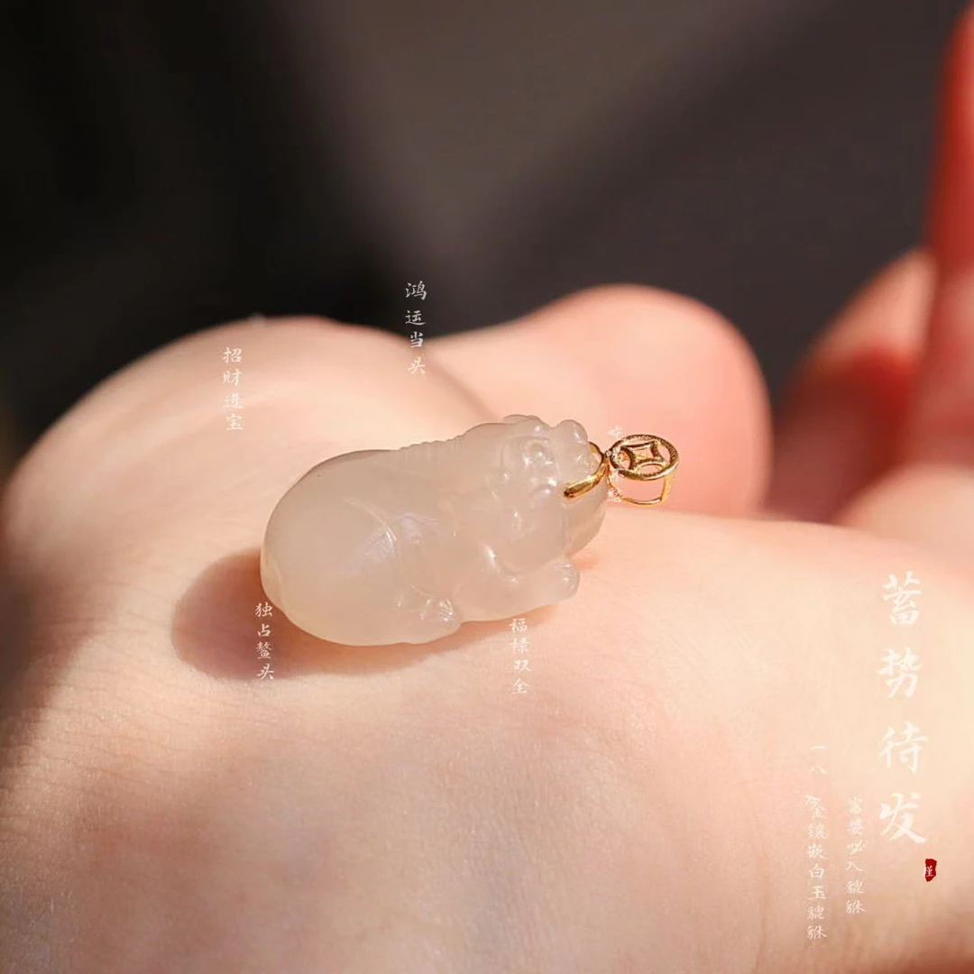 【貔貅】纯天然和田玉貔貅 藕粉貔貅吊坠 18k金镶嵌 L0225-1