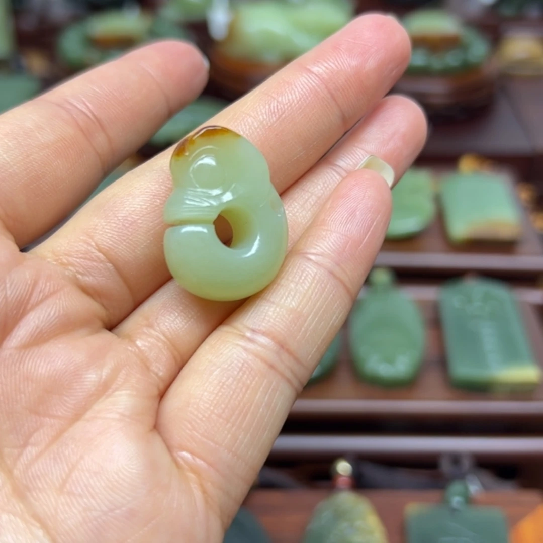 【闪购商品】颈饰未镶嵌岫岩河磨玉（透闪石质玉）玉猪龙